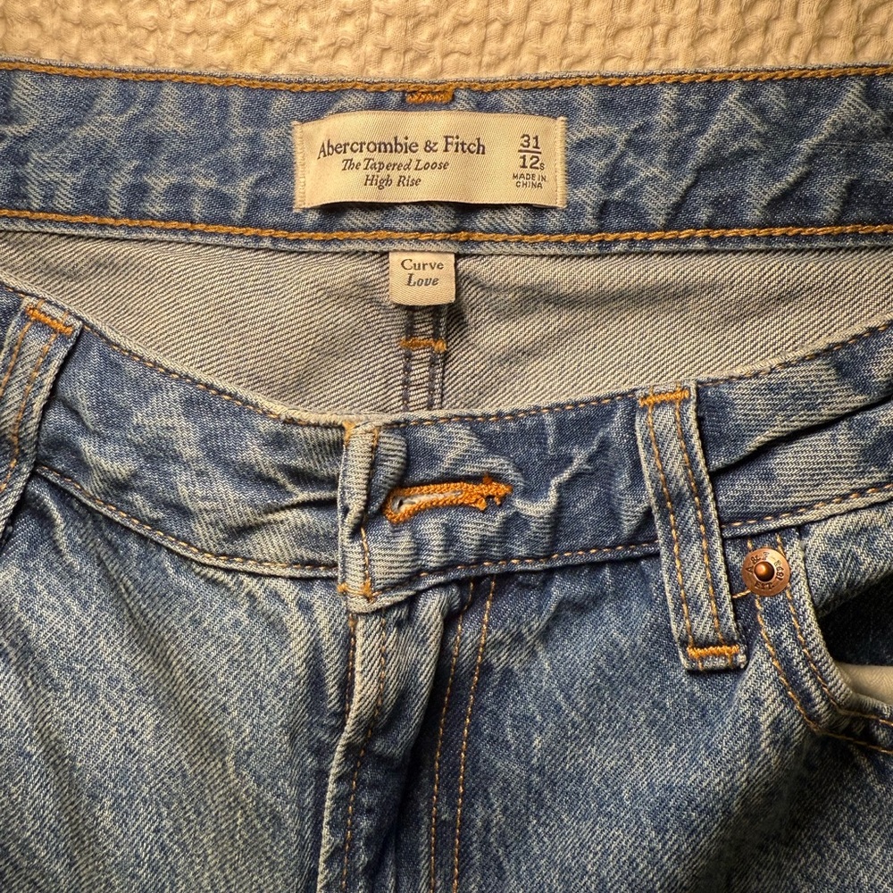 Abercrombie & Fitch High Rise Jeans - Curve Love - The Tapered Loose High Rise
